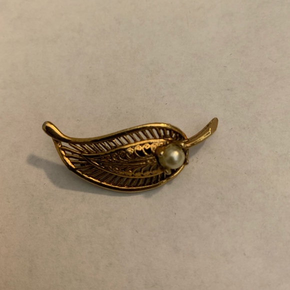 Vintage personalized faux pearl and feather brooch - Picture 1 of 3